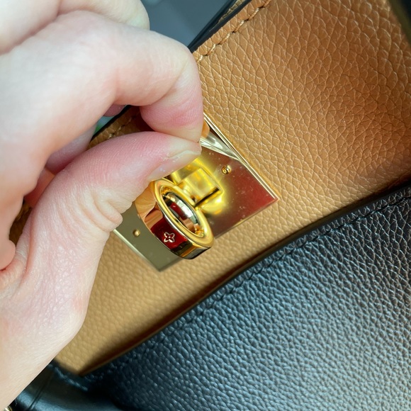 BRAND NEW LOUIS VUITTON On My Side MM handbag. - Picture 9 of 9